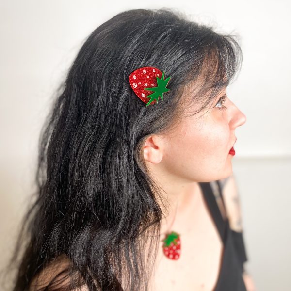 Last Chance! Emily The Strange® Skullberry Alligator Clip Online now